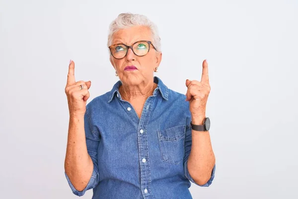 Senior Mujer Pelo Gris Con Camisa Mezclilla Gafas Sobre Fondo — Foto de Stock