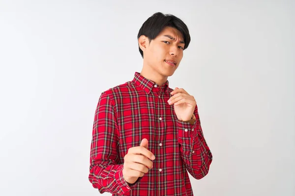 Mladý Číňan Nenucené Červené Košili Stojící Nad Osamělým Bílým Pozadím — Stock fotografie