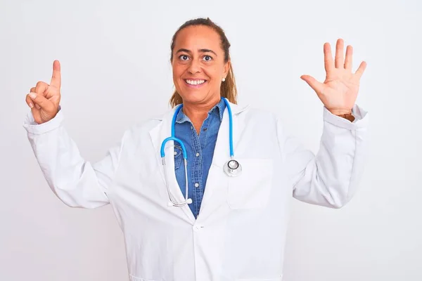 Zralý Lékař Středního Věku Žena Nosí Stetoskop Přes Izolované Pozadí — Stock fotografie