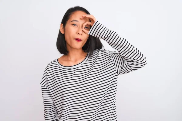 Jonge Chinese Vrouw Draagt Gestreepte Shirt Staan Geïsoleerde Witte Achtergrond — Stockfoto