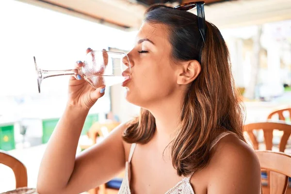 Wanita Cantik Yang Duduk Restoran Menikmati Liburan Musim Panas Minum — Stok Foto