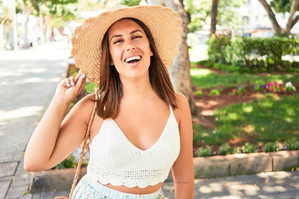 Joven Mujer Beata Sonriendo Feliz Alegre Parque Verde Día Soleado — Foto de Stock