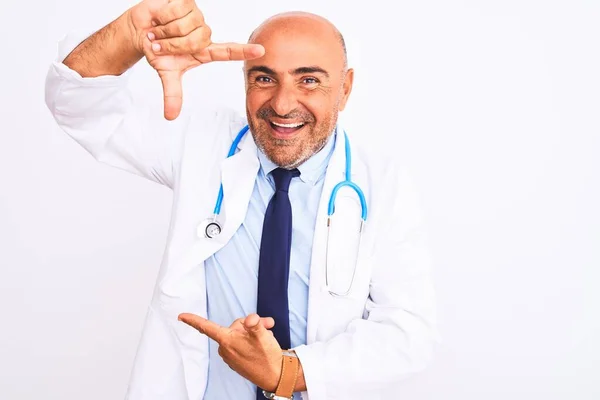 中年男人戴着听诊器 打着领带 站在孤立的白色背景上 微笑着 用双手和手指制作出笑脸的框架 创意和摄影概念 — 图库照片
