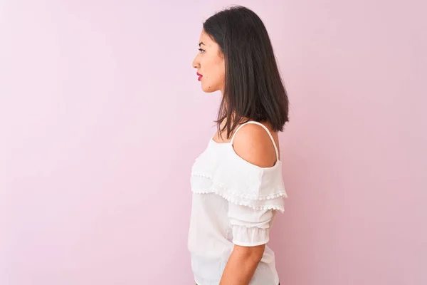 Hermosa Mujer China Con Camiseta Blanca Pie Sobre Fondo Rosa — Foto de Stock
