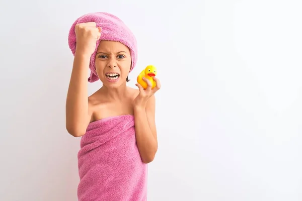 Menina Bonita Usando Toalha Chuveiro Segurando Pato Sobre Fundo Branco — Fotografia de Stock