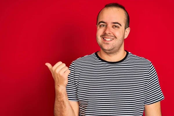 Ung Man Bär Randig Marin Shirt Stående Över Isolerad Röd — Stockfoto