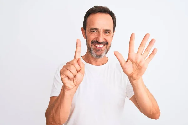 Homem Bonito Meia Idade Vestindo Camiseta Casual Sobre Fundo Branco — Fotografia de Stock