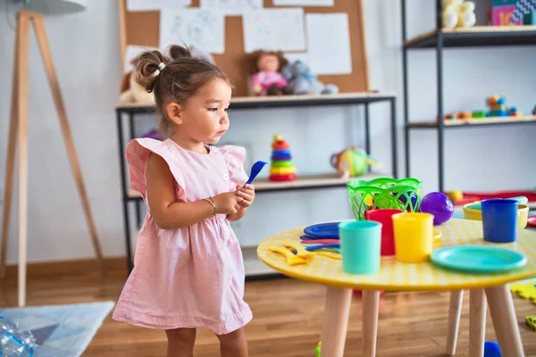 Jovem Linda Criança Brincando Com Talheres Brinquedos Comida Mesa Kindergaten — Fotografia de Stock