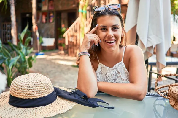 Giovane Bella Donna Seduta Ristorante Tropicale Godendo Vacanze Estive — Foto Stock