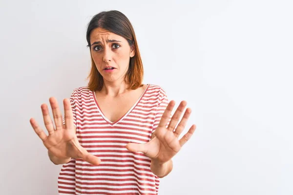 Hermosa Mujer Pelirroja Vistiendo Casual Rayas Camiseta Roja Sobre Fondo — Foto de Stock