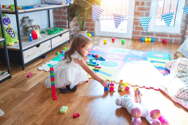 Schattige Blonde Peuter Spelen Met Trein Speelgoed Rond Veel Speelgoed — Stockfoto