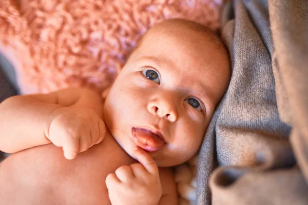 Bebê Adorável Deitado Sofá Por Cima Cobertor Casa Recém Nascido — Fotografia de Stock