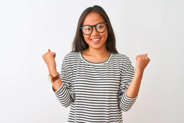 Ung Kinesisk Kvinna Bär Randig Shirt Och Glasögon Över Isolerade — Stockfoto