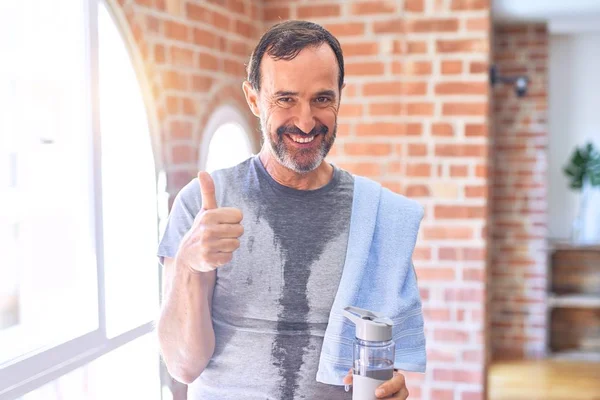 Hombre Deportivo Guapo Mediana Edad Sudoroso Sosteniendo Botella Agua Toalla —  Fotos de Stock