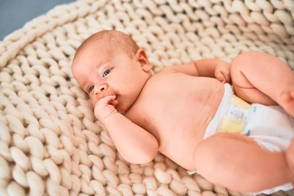 Förtjusande Bebis Liggande Soffan Över Filten Hemma Nyfödd Avkopplande Och — Stockfoto