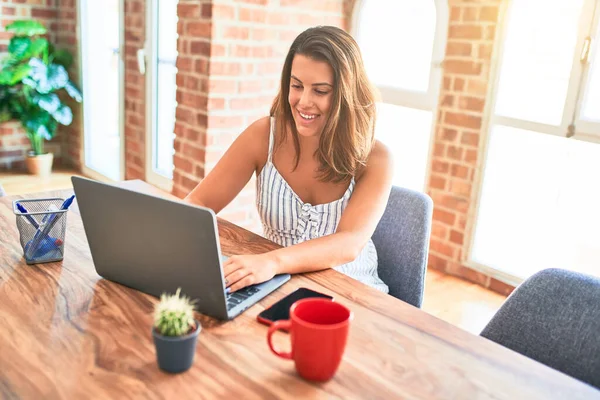 Jovem Mulher Negócios Bonita Trabalhando Usando Laptop Casa Escritório Sorrindo — Fotografia de Stock