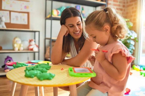 Bella Insegnante Bionda Studente Bambino Ragazza Disegno Utilizzando Bordo Digitale — Foto Stock