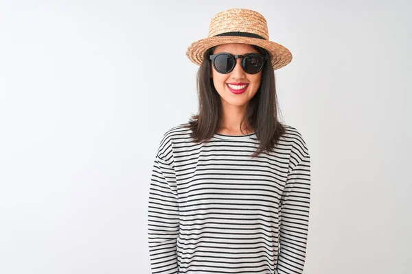 中国女人戴着条纹T恤衫帽太阳镜 站在孤立的白色背景上 脸上挂着快乐而凉爽的笑容 幸运的人 — 图库照片