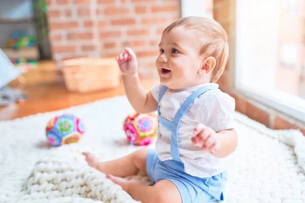 Anaokulunda Battaniyeye Oturmuş Gülümseyen Güzel Bir Bebek — Stok fotoğraf