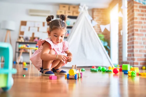 Jonge Mooie Peuter Zit Vloer Spelen Met Houten Trein Speelgoed — Stockfoto