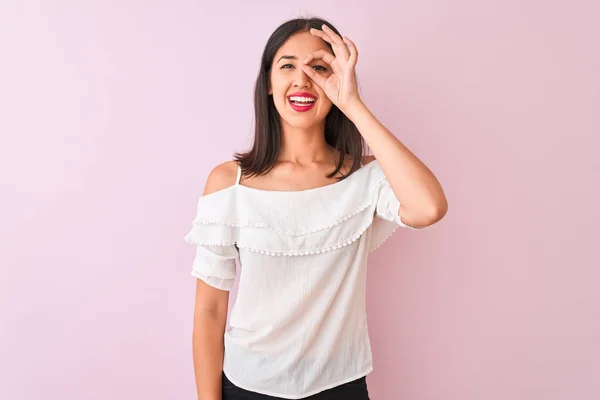 Hermosa Mujer China Con Camiseta Blanca Pie Sobre Fondo Rosa — Foto de Stock