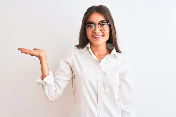 Ung Vacker Affärskvinna Bär Glasögon Stående Över Isolerad Vit Bakgrund — Stockfoto