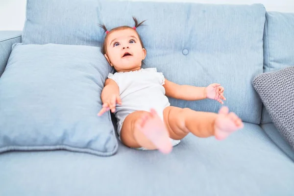 Beau Bébé Heureux Maternelle Autour Jouets Colorés Sur Canapé — Photo