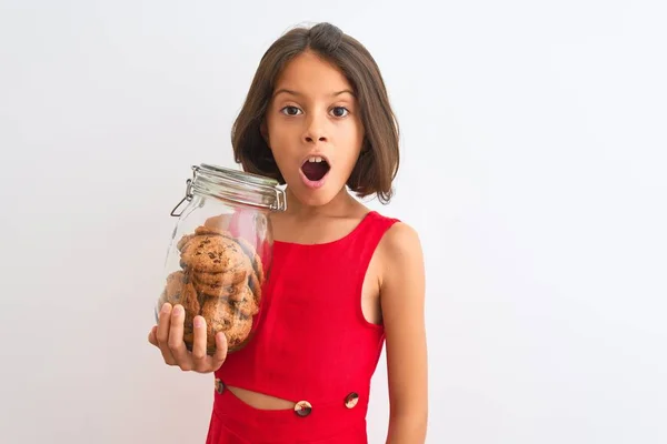 Hermosa Niña Sosteniendo Tarro Galletas Pie Sobre Fondo Blanco Aislado —  Fotos de Stock