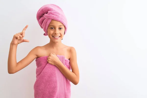 Όμορφο Κορίτσι Φορώντας Πετσέτα Ντους Μετά Μπάνιο Στέκεται Πάνω Από — Φωτογραφία Αρχείου