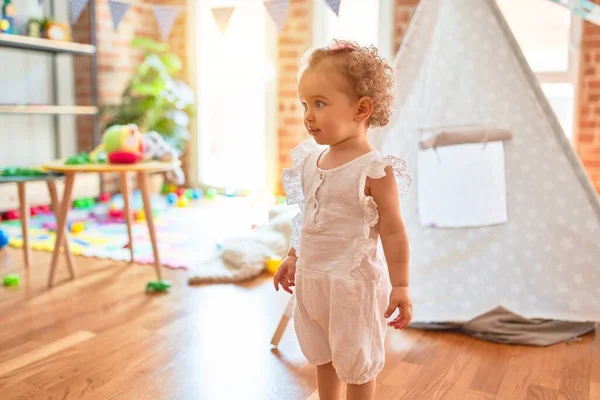 Schöne Kaukasische Säugling Spielt Mit Spielzeug Bunten Spielzimmer Fröhlich Und — Stockfoto