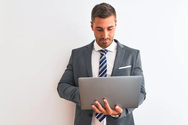 Ung Stilig Affärsman Som Arbetar Med Dator Laptop Över Isolerad — Stockfoto