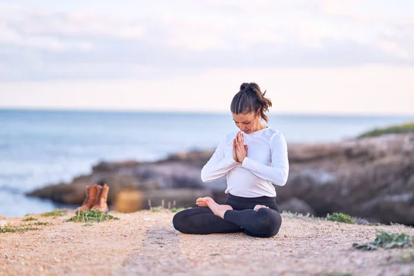 Young Beautiful Sportwoman Practicing Yoga Coach Teaching Prayer Pose Beach — 스톡 사진