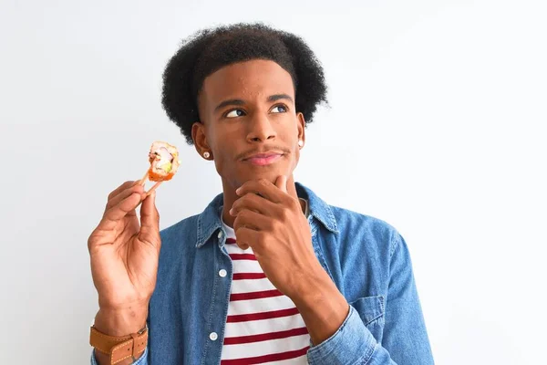 Νεαρός Αφροαμερικάνος Που Τρώει Σούσι Χρησιμοποιώντας Ξυλάκια Πάνω Από Απομονωμένο — Φωτογραφία Αρχείου