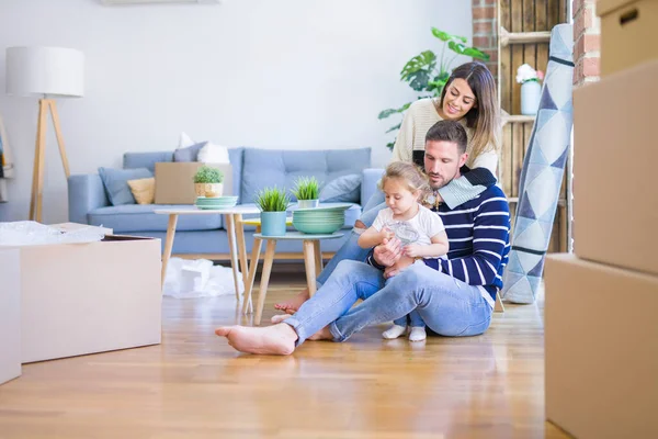 Hermosa Familia Con Niño Jugando Con Cajas Cartón Nuevo Hogar — Foto de Stock