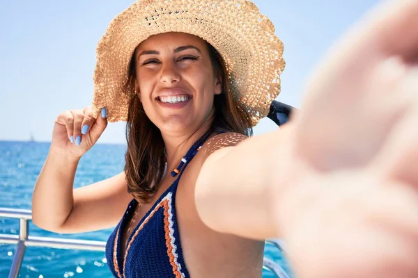 Young Beautiful Woman Taking Selfie Using Smartphone Smiling Happy Sailing — Stock Photo, Image