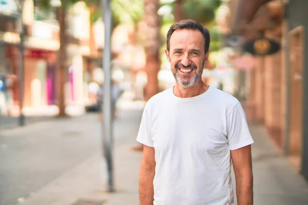 Homem Bonito Meia Idade Rua Sorrindo — Fotografia de Stock