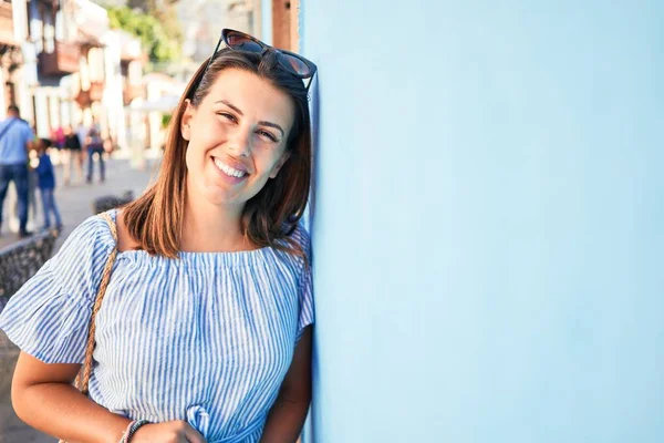 Menina Bonita Inclinada Parede Azul Jovem Mulher Amigável Sorrindo Feliz — Fotografia de Stock