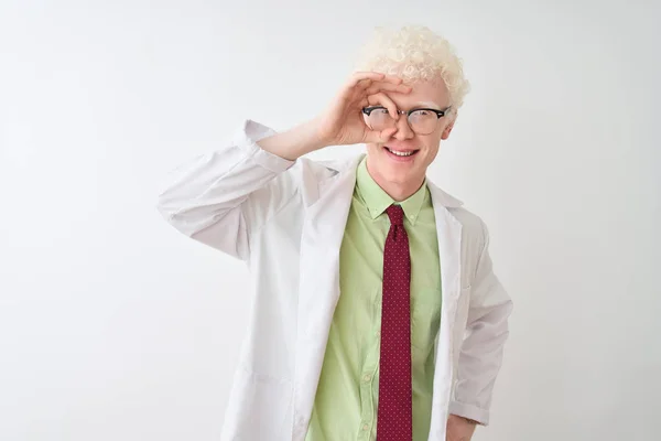 Joven Científico Rubio Albino Usando Abrigo Gafas Sobre Fondo Blanco — Foto de Stock