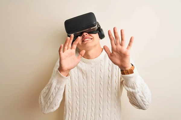 Joven Adolescente Guapo Jugando Juego Realidad Virtual Con Gafas —  Fotos de Stock