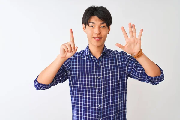 Jonge Chinese Man Draagt Casual Blauw Shirt Staan Geïsoleerde Witte — Stockfoto