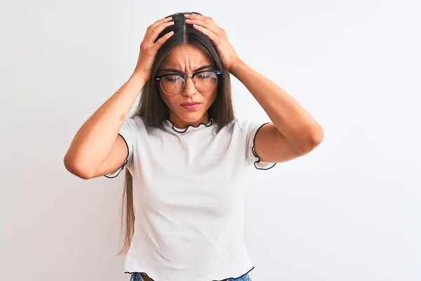 Ung Vacker Kvinna Bär Casual Shirt Och Glasögon Över Isolerade — Stockfoto