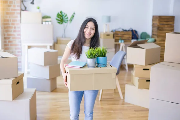 Mujer Joven Mudándose Nuevo Piso — Foto de Stock