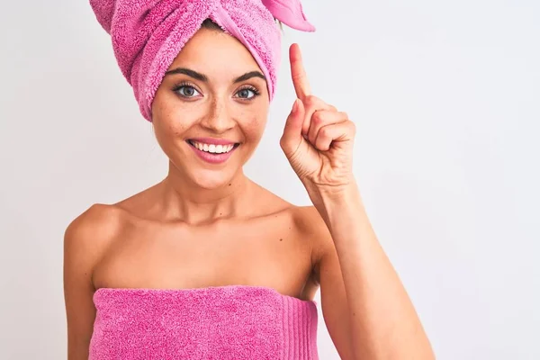 Jovem Mulher Bonita Usando Toalha Chuveiro Após Banho Sobre Fundo — Fotografia de Stock