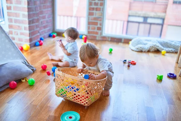 Anaokulunda Bir Sürü Oyuncakla Oynayan Güzel Çocuklar — Stok fotoğraf