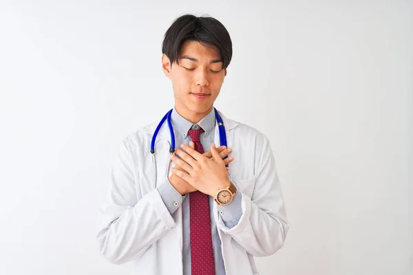 Ceket Kravatı Takan Çinli Doktor Steteskop Ile Izole Edilmiş Beyaz — Stok fotoğraf