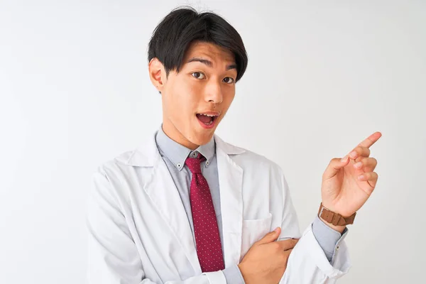 Chinesischer Wissenschaftler Mann Mit Krawatte Und Mantel Steht Über Isoliertem — Stockfoto
