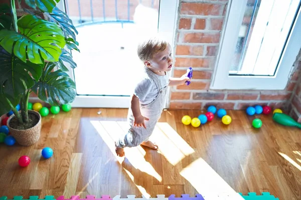 Bedårande Blont Barn Som Leker Runt Massor Leksaker Dagis — Stockfoto