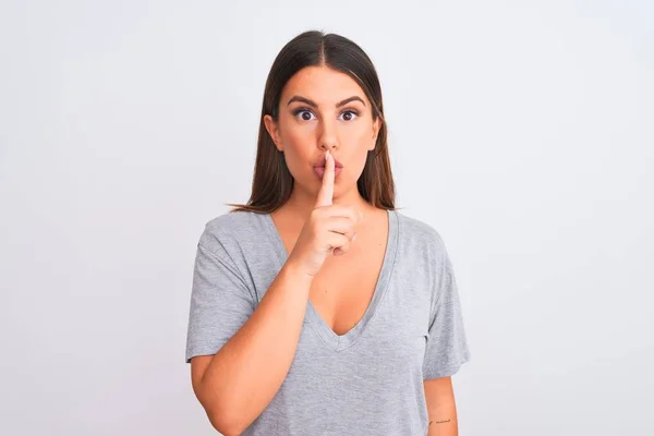 Retrato Una Hermosa Mujer Joven Pie Sobre Fondo Blanco Aislado — Foto de Stock