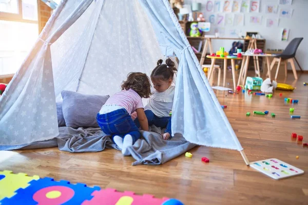 Entzückende Kleinkinder Liegen Auf Decke Tipi Und Lächeln Kindergarten — Stockfoto