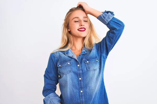 Jovem Mulher Bonita Vestindo Camisa Ganga Casual Sobre Fundo Branco — Fotografia de Stock